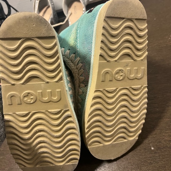 MOU boots sheepskin 🐑 Iridescent size 6.5-7 NWOB - Picture 4 of 4
